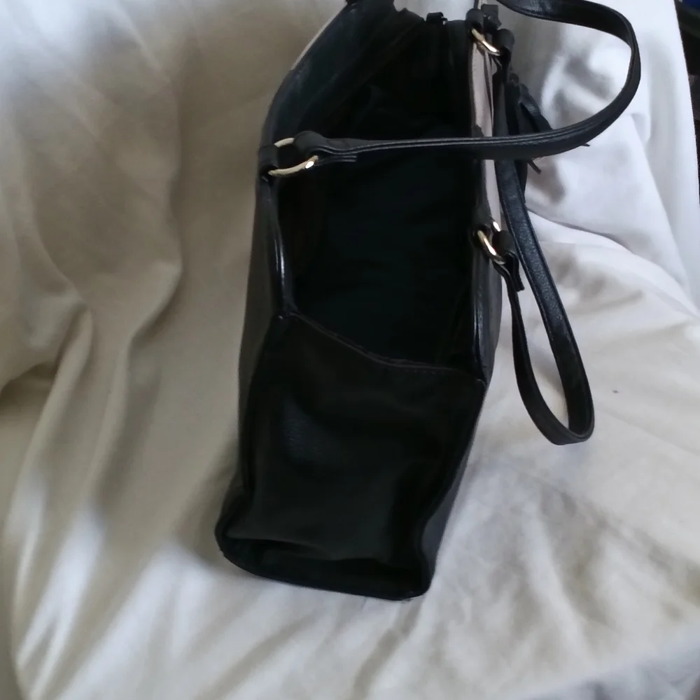 Nine West Purse Black and Cream Satchel Bag Pocket Book Elegant Versatile Tassel